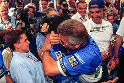Yarış galibi Micheal Schumacher, Benetton, menajeri Willi Weber ve Flavio Briatore