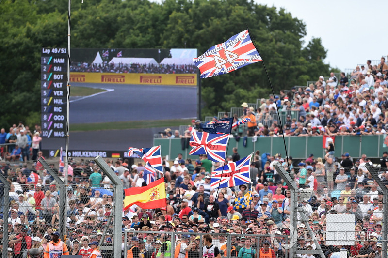 Fans y banderas para Lewis Hamilton, Mercedes AMG F1 en tribuna