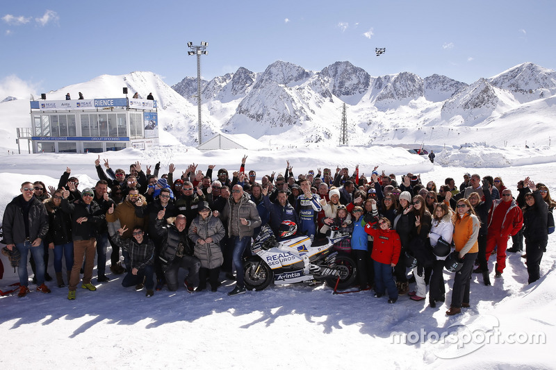Photo de groupe du team Avintia Racing et des invités