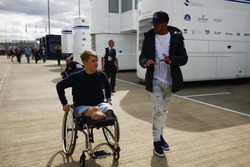 Lewis Hamilton, Mercedes AMG F1, discute avec Billy Monger