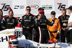 Podium: Racewinnaar Helio Castroneves, Team Penske Chevrolet