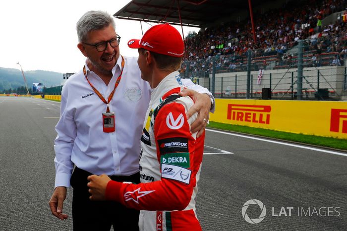 Mick Schumacher habla con Ross Brawn, Director General de Motorsports, FOM