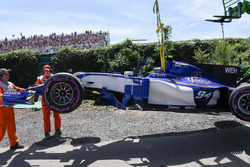 Temporada 2017 F1-canadian-gp-2017-the-car-of-pascal-wehrlein-sauber-c36-is-recovered-after-crashing-in-q