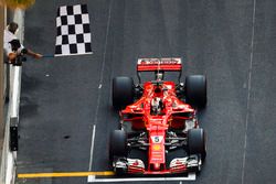 Ganador de la carrera Sebastian Vettel, Ferrari