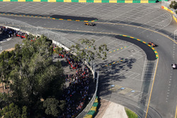 Nico Hulkenberg, Renault Sport F1 Team RS17, devant Fernando Alonso, McLaren MCL32