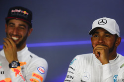 Ganador, Lewis Hamilton, Mercedes AMG F1, segundo, Daniel Ricciardo, Red Bull Racing, tercero, Valtt