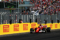 Переможець гонки Себастьян Феттель, Ferrari SF70-H, фінішує під картатим прапором
