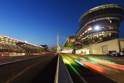Start/Ziel-Gerade und Boxengasse in Le Mans am Abend