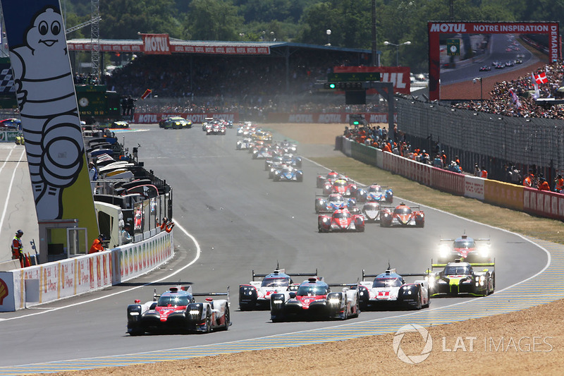 Start: #7 Toyota Gazoo Racing Toyota TS050 Hybrid: Mike Conway, Kamui Kobayashi, Stéphane Sarrazin, führt