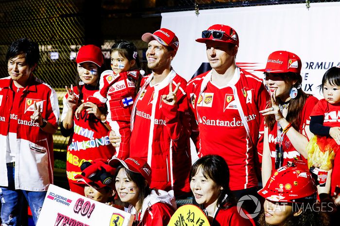 Sebastian Vettel, Ferrari, Kimi Raikkonen, Ferrari, en el escenario de la F1 Fanzone