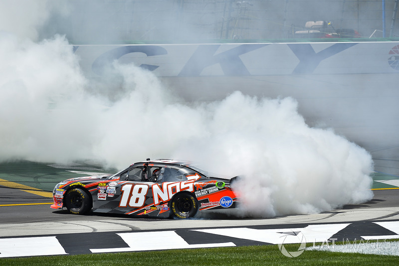 Ganador de la carrera Kyle Busch, Joe Gibbs Racing Toyota