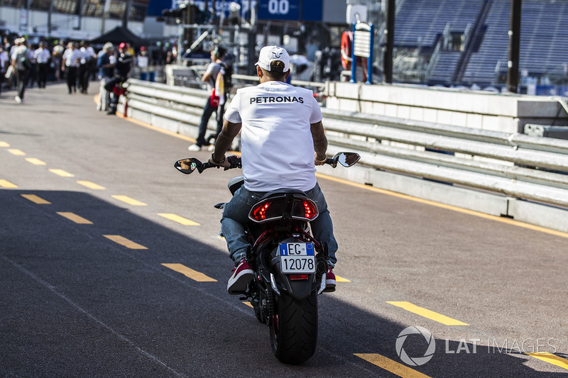 Льюіс Хемілтон, Mercedes AMG F1 на MV Agusta Custom Dragster RR LH44 Superbike
