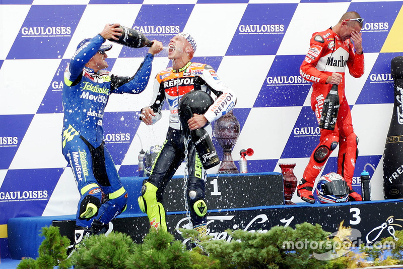 Podio: ganador de la carrera Valentino Rossi, segundo lugar Sete Gibernau, Honda, tercer lugar Troy 