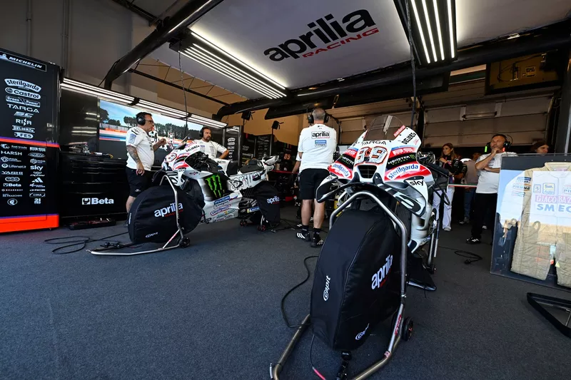 Garage de l'équipe Aprilia Racing