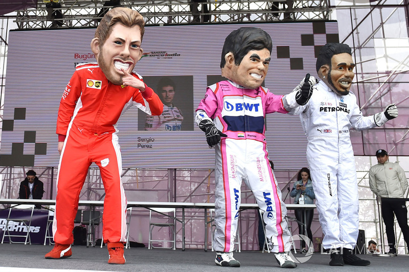 Куклы Себастьяна Феттеля, Ferrari, Серхио Переса, Sahara Force India F1, и Льюиса Хэмилтона, Mercedes AMG F1