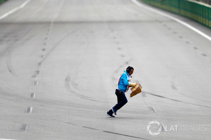 Un oficial quita escombros