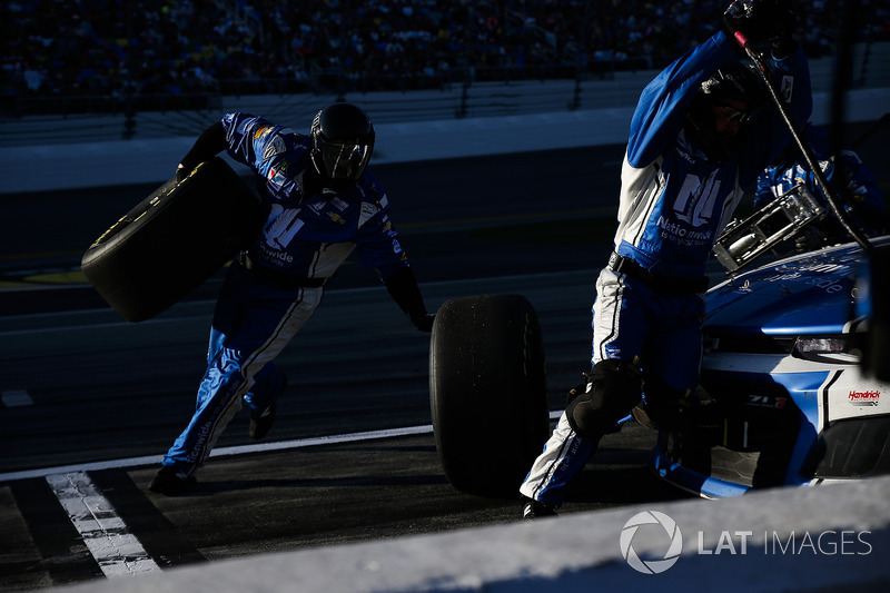 Alex Bowman, Hendrick Motorsports Chevrolet Camaro pit stop