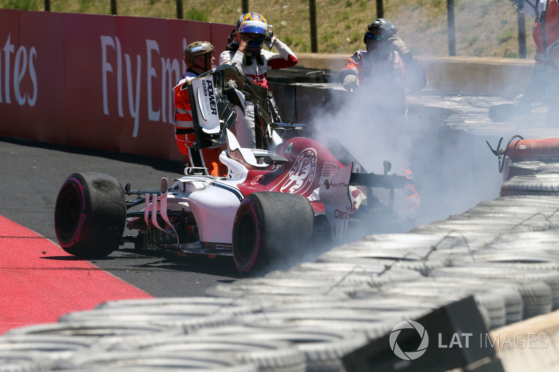 Marcus Ericsson, Sauber C37 choca en la PL1 y se incendia