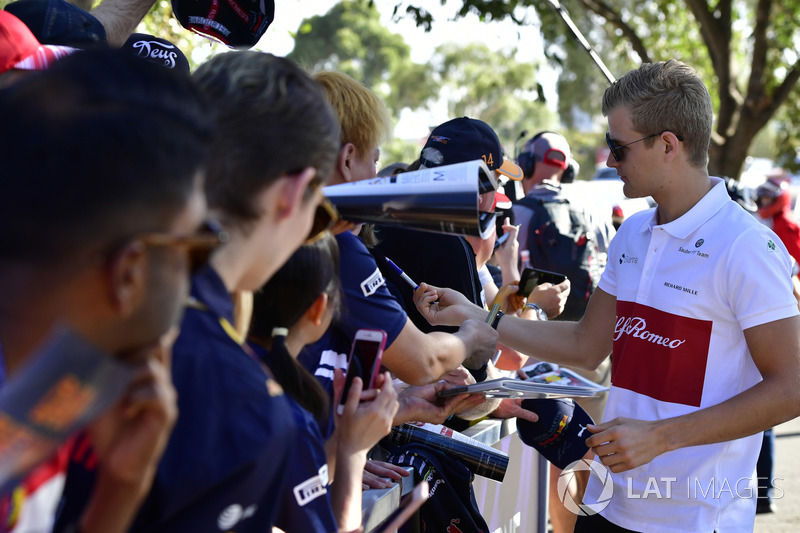 Marcus Ericsson, Sauber signs autographs for the fans