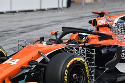 Fernando Alonso, McLaren MCL32, con sensores aerodinámicos y Halo