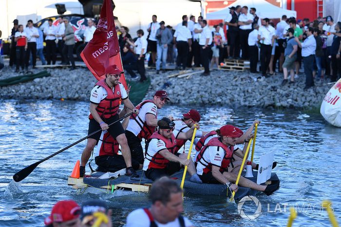 Sauber en la carrera de balsas