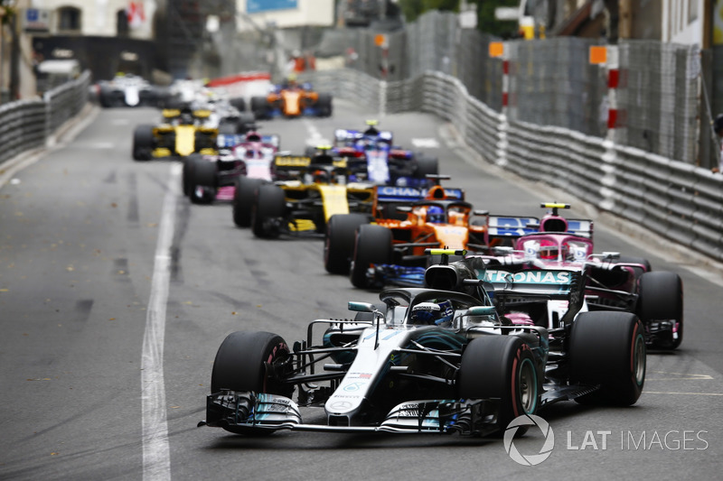 Valtteri Bottas, Mercedes AMG F1 W09, lidera a Esteban Ocon, Force India VJM11