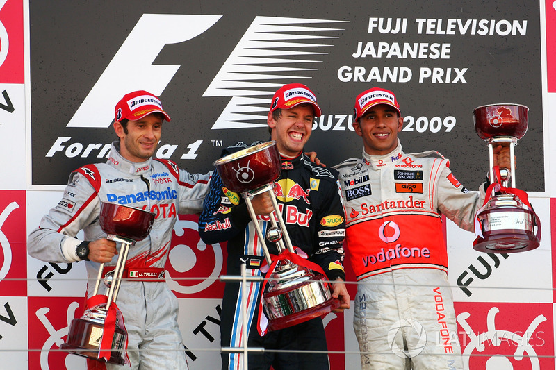 Podio: Jarno Trulli, Toyota, segundo; Sebastian Vettel, Red Bull Racing, ganador de la carrera; Lewis Hamilton, McLaren, tercero