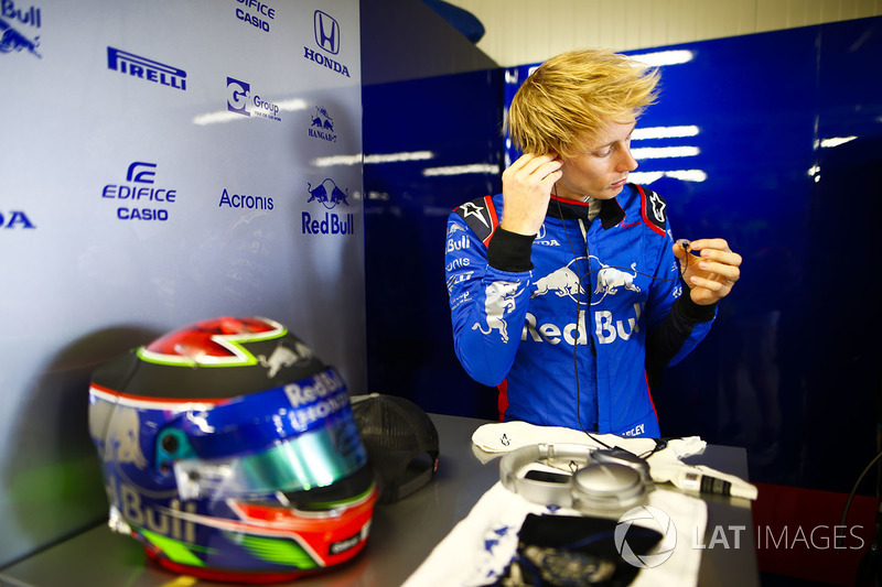 Brendon Hartley, Toro Rosso, se prépare dans son garage