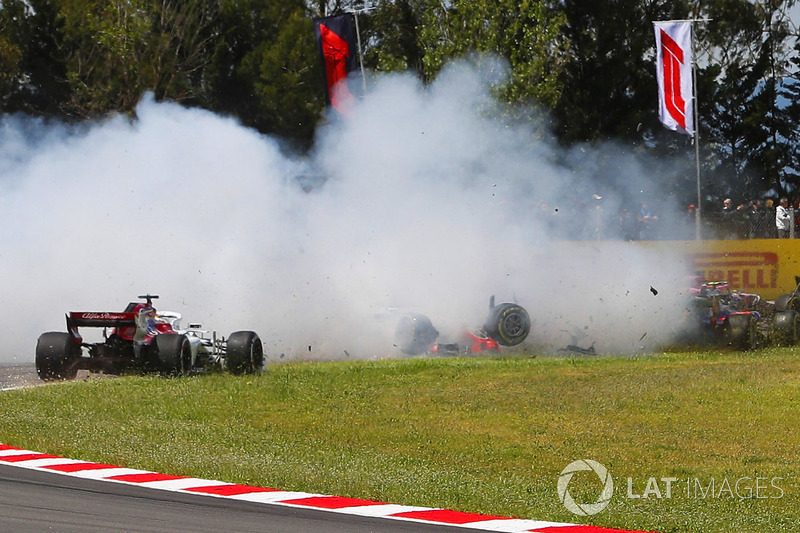 Kecelakaan Romain Grosjean, Nico Hulkenberg, Pierre Gasly, di lap pertama