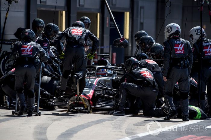 Romain Grosjean, Haas F1 Team VF-18, para en boxes