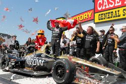 Race winner James Hinchcliffe, Schmidt Peterson Motorsports Honda