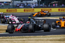 Kevin Magnussen, Haas F1 Team VF-18, devant Fernando Alonso, McLaren MCL33, et Sergio Perez, Force India VJM11