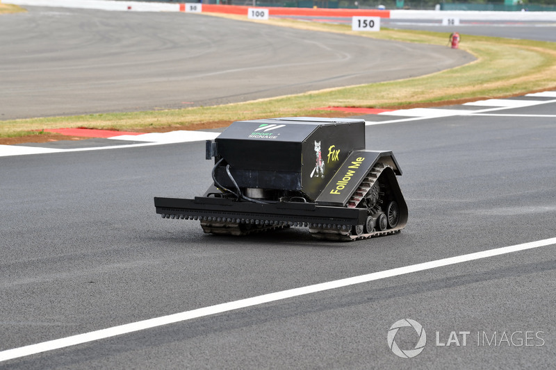 Robot mengitari lintasan
