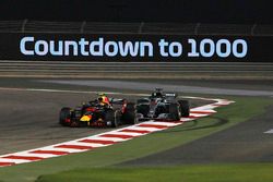 Max Verstappen, Red Bull Racing RB14 and Lewis Hamilton, Mercedes-AMG F1 W09 EQ Power+ s'accrochent