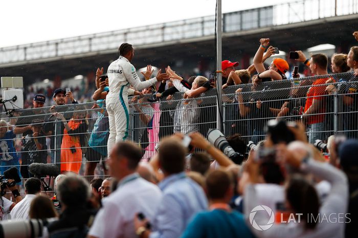 Lewis Hamilton, Mercedes AMG F1 con fans