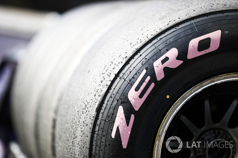 Detalle de neumático hiperblando de paredes laterales de color rosa Pirelli