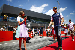 Grid Girl con abiti tradizionali ai lati del corridoio che i piloti percorrono prima della drivers parade, mentre Sergey Sirotkin, Williams Racing, passa