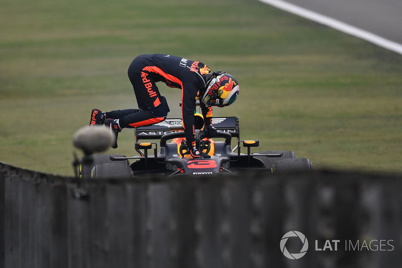 Daniel Ricciardo, Red Bull Racing à l'arrêt en piste