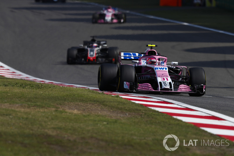 Esteban Ocon, Force India VJM11 Mercedes, Romain Grosjean, Haas F1 Team VF-18 Ferrari