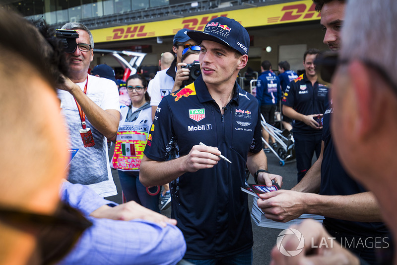 Max Verstappen, Red Bull Racing,  firma de autógrafos para los aficionados