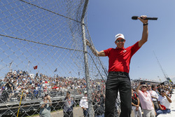 Grand Marshal, Helio Castroneves, Team Penske Chevrolet, gives the command to start engines from the fence