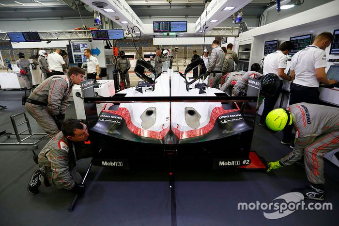 #2 Porsche Team Porsche 919 Hybrid: Timo Bernhard, Earl Bamber, Brendon Hartley in the garage