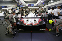 #2 Porsche Team Porsche 919 Hybrid: Timo Bernhard, Earl Bamber, Brendon Hartley dans le garage