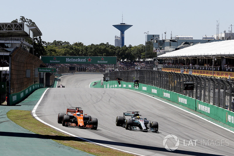 Lewis Hamilton, Mercedes-Benz F1 W08 ve Fernando Alonso, McLaren MCL32 pozisyon mücadelesi