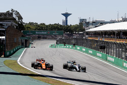 Lewis Hamilton, Mercedes-Benz F1 W08 and Fernando Alonso, McLaren MCL32 battle