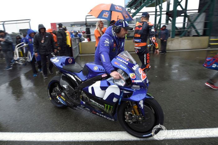 Motos empujadas fuera de la parrilla