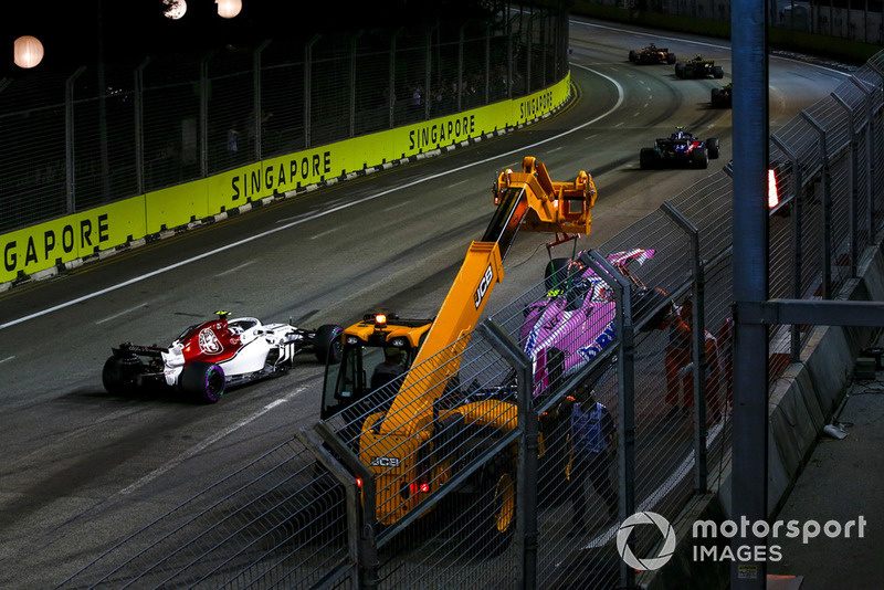 Charles Leclerc, Sauber C37 passes the crashed car of Esteban Ocon, Racing Point Force India VJM11