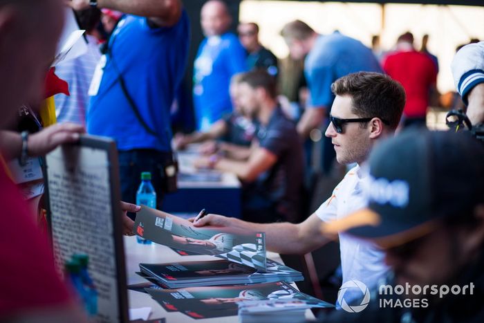 Stoffel Vandoorne, McLaren  firma autógrafos