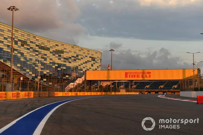 O circuito é mais um daqueles construídos com a supervisão de Hermann Tilke, responsável pelo traçado de boa parte dos circuitos atuais da F1.