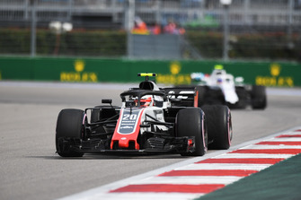 Kevin Magnussen, Haas F1 Team VF-18 et Sergey Sirotkin, Williams FW41